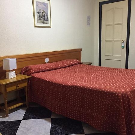 Hostal Jacinto Alcalá de Henares Exteriör bild