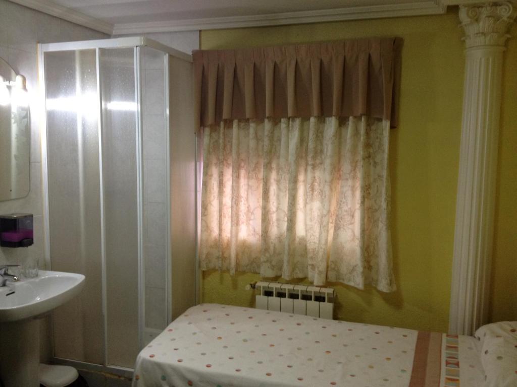 Hostal Jacinto Alcalá de Henares Exteriör bild