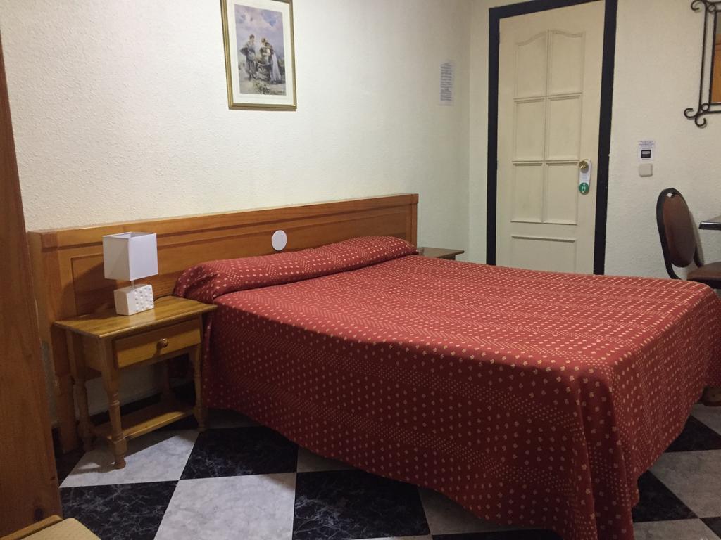 Hostal Jacinto Alcalá de Henares Exteriör bild