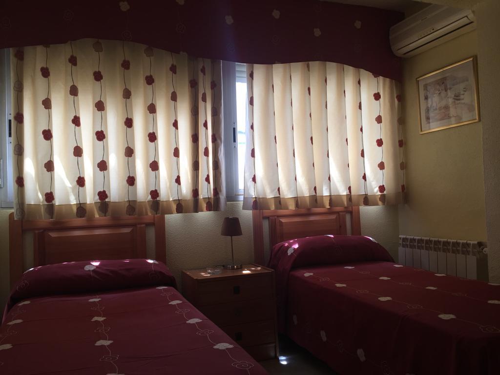 Hostal Jacinto Alcalá de Henares Exteriör bild