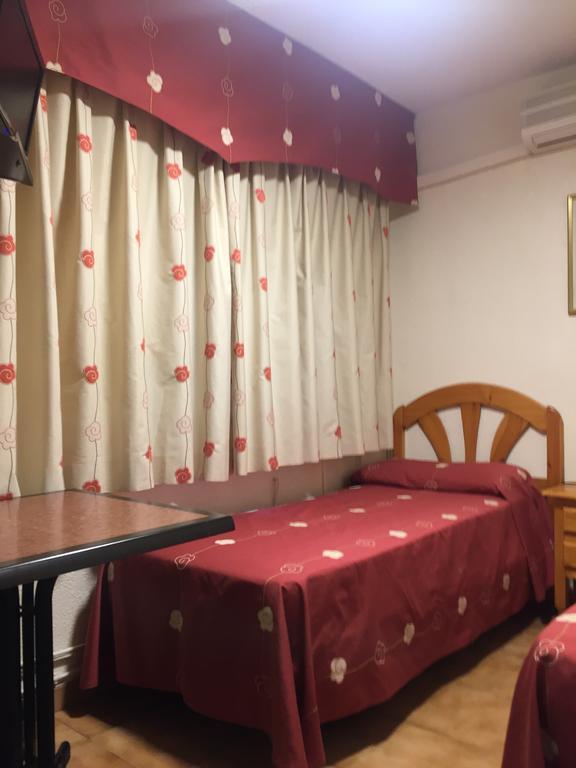 Hostal Jacinto Alcalá de Henares Exteriör bild