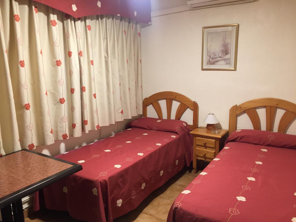 Hostal Jacinto Alcalá de Henares Exteriör bild