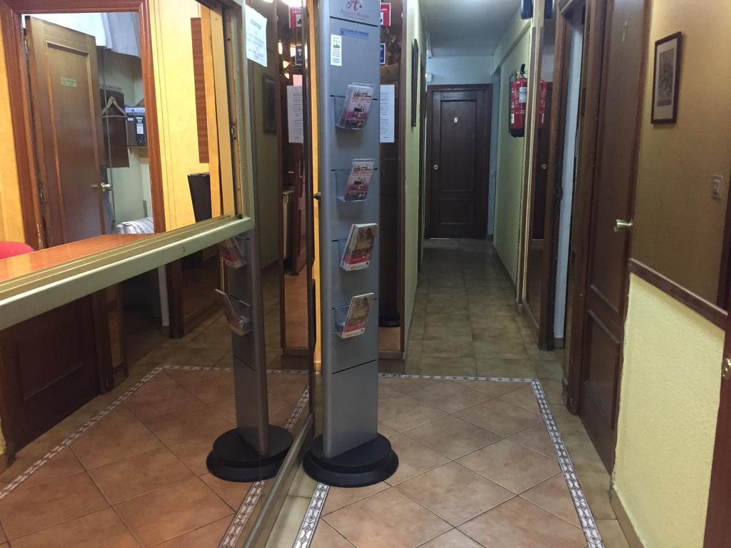 Hostal Jacinto Alcalá de Henares Exteriör bild