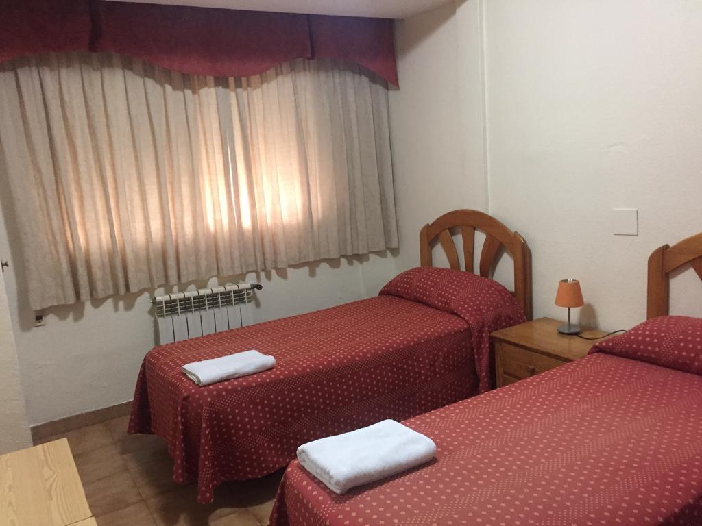 Hostal Jacinto Alcalá de Henares Exteriör bild