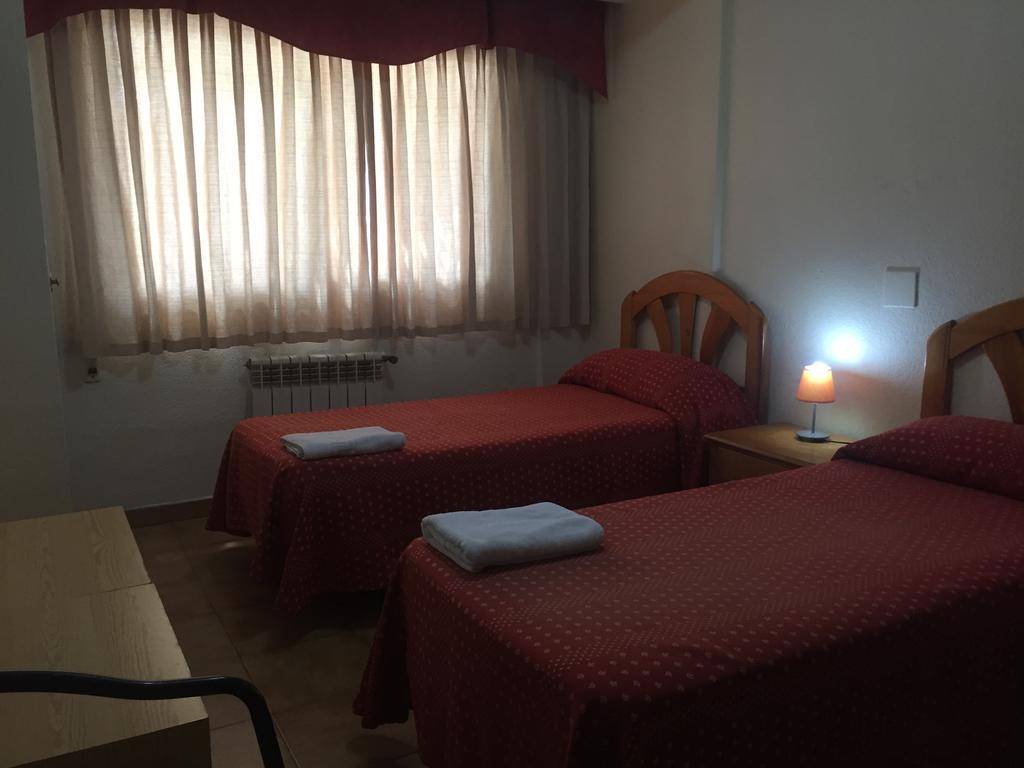 Hostal Jacinto Alcalá de Henares Exteriör bild
