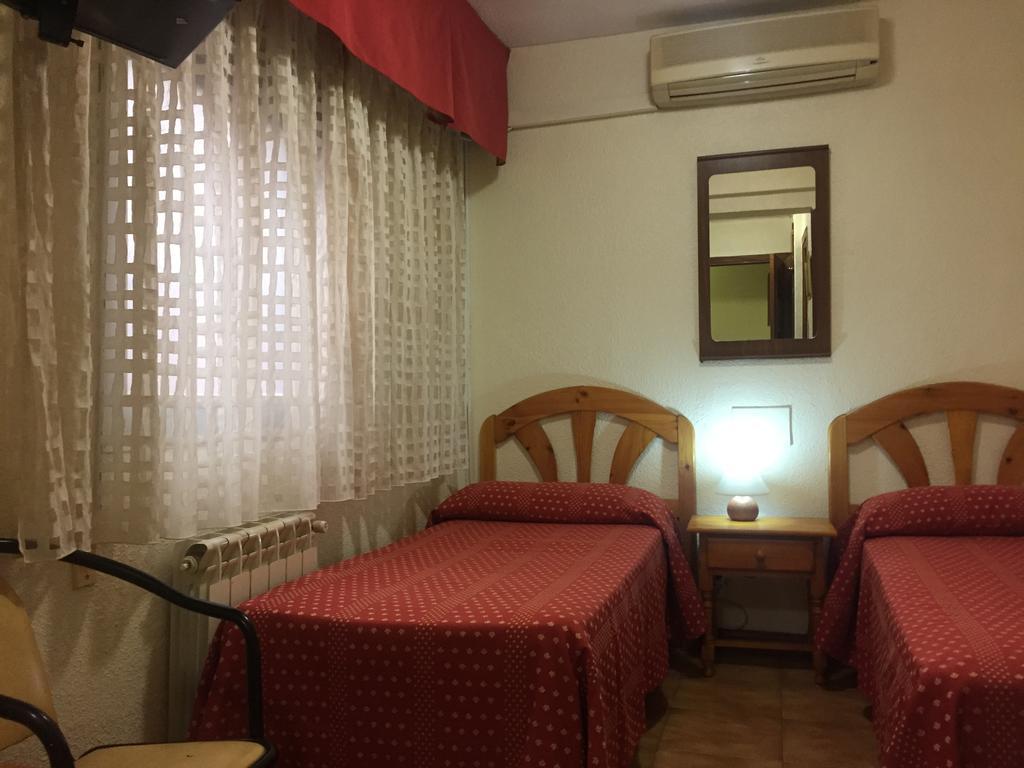 Hostal Jacinto Alcalá de Henares Exteriör bild