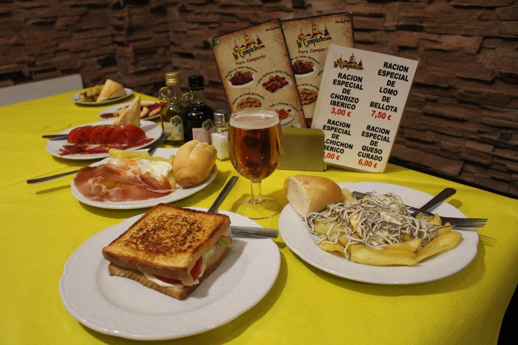 Hostal Jacinto Alcalá de Henares Exteriör bild