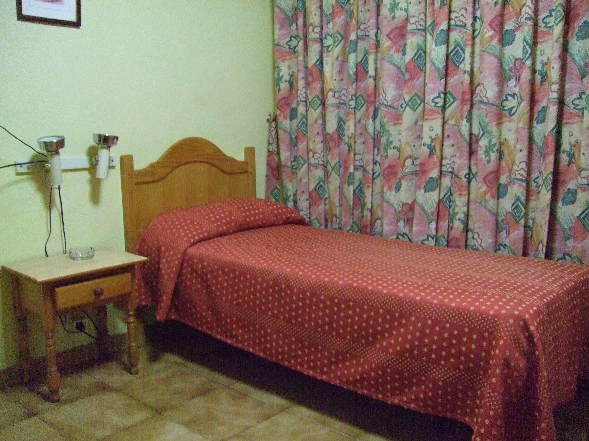 Hostal Jacinto Alcalá de Henares Exteriör bild