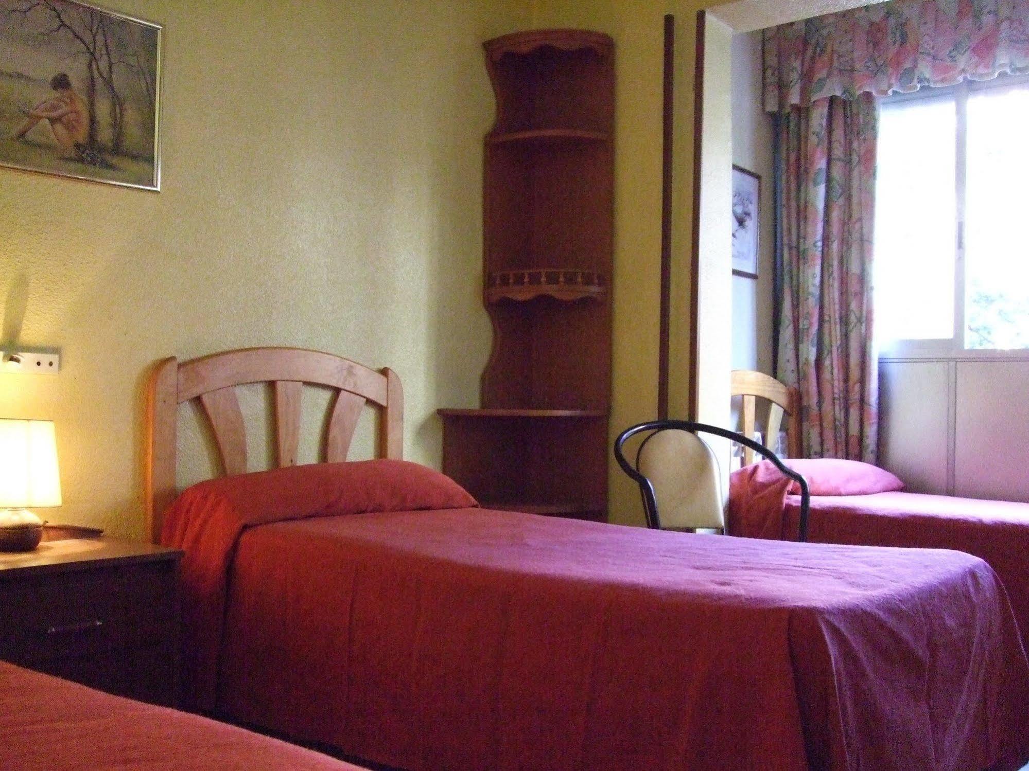 Hostal Jacinto Alcalá de Henares Exteriör bild