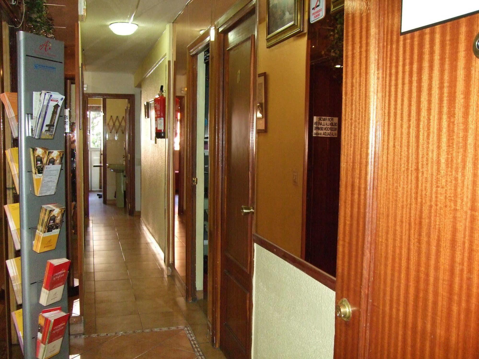 Hostal Jacinto Alcalá de Henares Exteriör bild